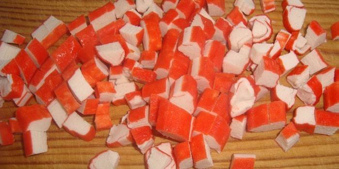 Крабовые палочки нарезанные кубиками на доске
