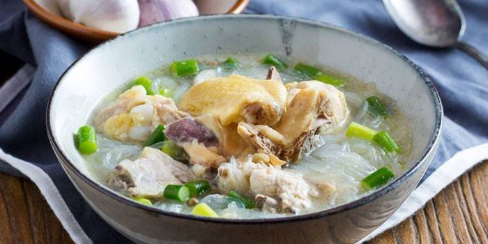 Суп с курицей. овощами и фунчозой
