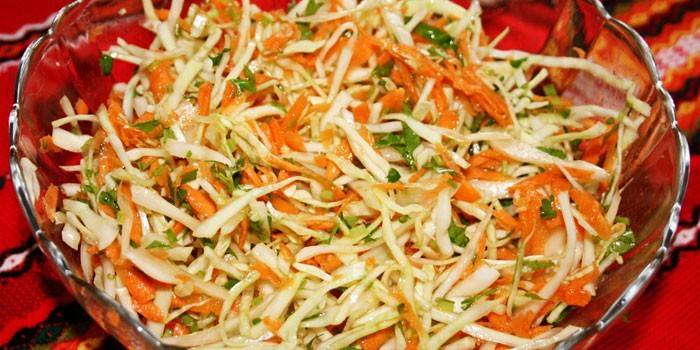 Салат из капусты и моркови