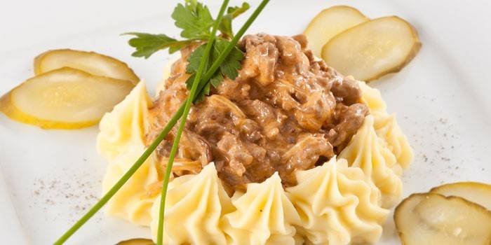 Картофельное пюре с куриным бефстроганов