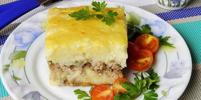 Кусочек запеканки из картофельного пюре и фарша