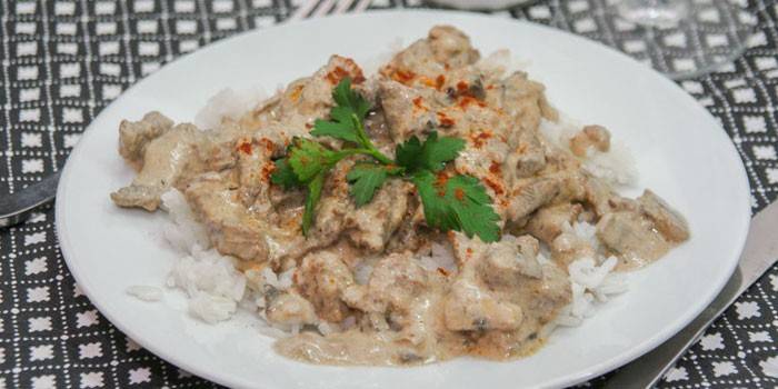 Бефстроганов из мяса курицы с шампиньонами в сливочном соусе с рисом на гарнир