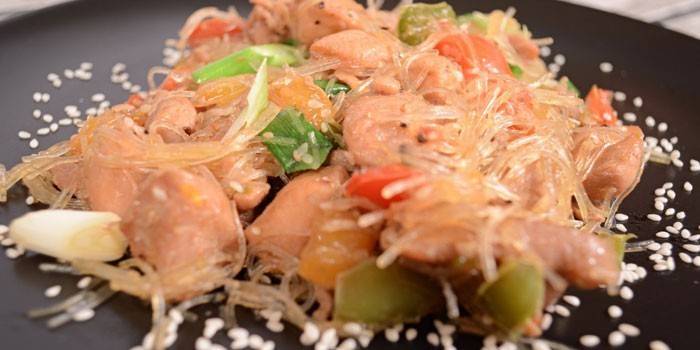 Кусочки куриного мяса с фунчозой и кунжутом
