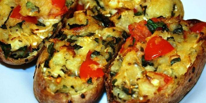 Готовые горячие бутерброды с сыром и овощами