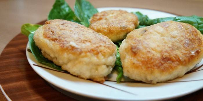 Приготовленные куриные котлеты на тарелке