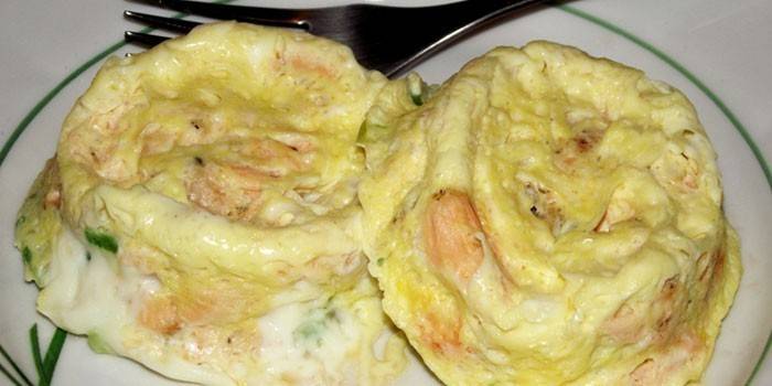 Омлет, приготовленный в чашке в микроволновке