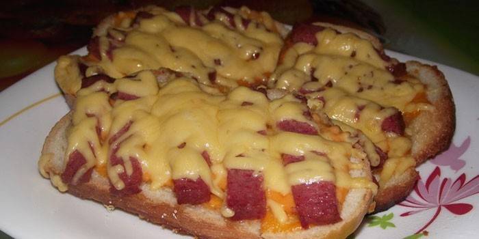 Горячие бутерброды с колбасой и сыром