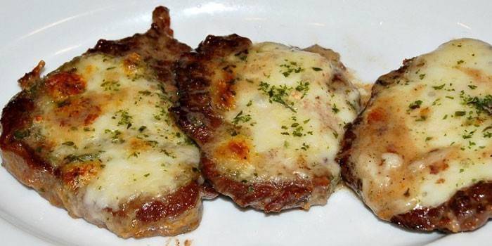 Свиные медальоны с сыром