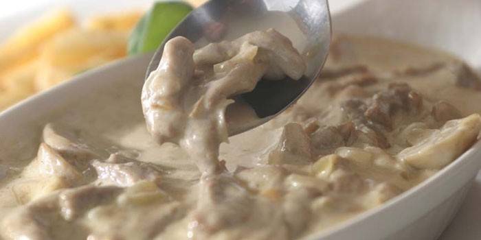 Бефстроганов из куриного мяса в сметанном соусе