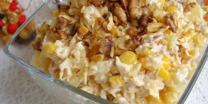 Салат с курицей, ананасами и грецкими орехами