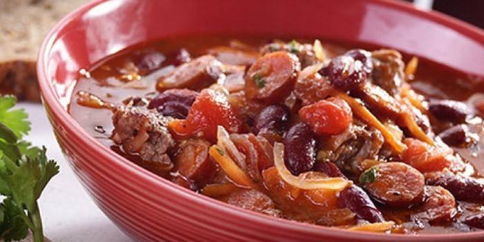 Мясной суп с фасолью