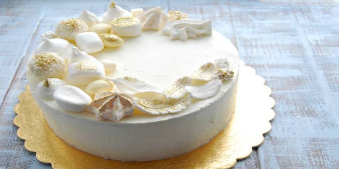 Украшенный безе и мастикой торт Молочная девочка