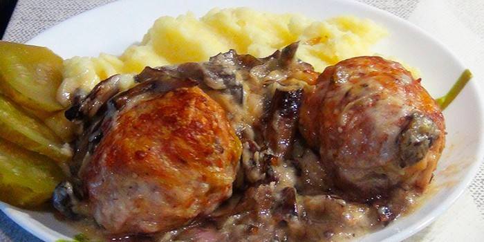 Мясные под грибным соусом