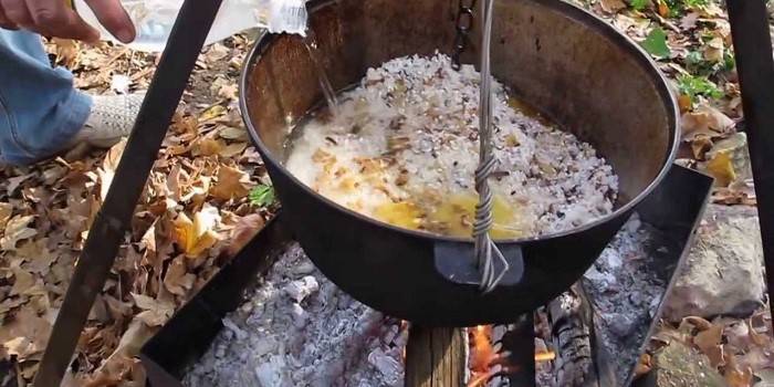 Процесс приготовления плова на костре