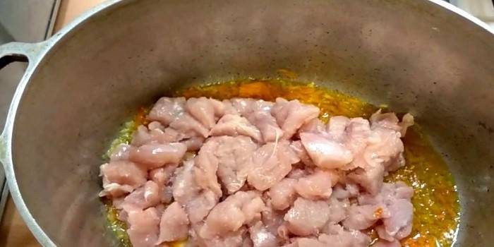 Мясо индейки жарится в казане