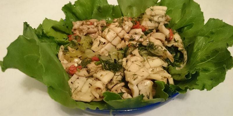 Готовый салат с кальмарами
