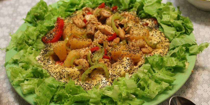 Теплый салат с арахисом