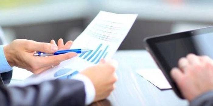 Люди работают в офисе