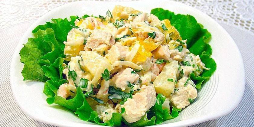 Салат из курицы с ананасами