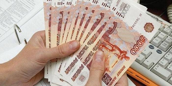 Денежные купюры в руках