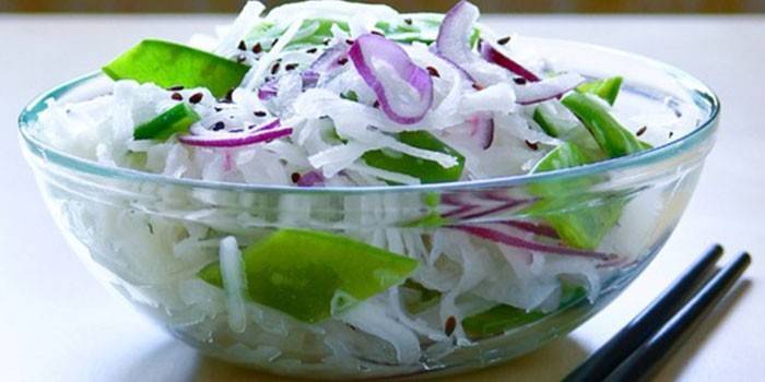 Салат с дайконом и красным луком