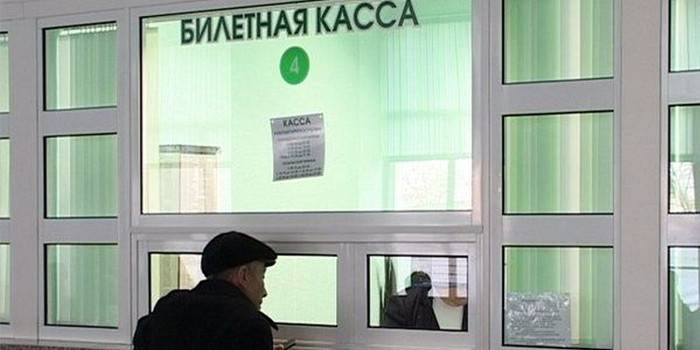 Мужчина в билетной кассе вокзала