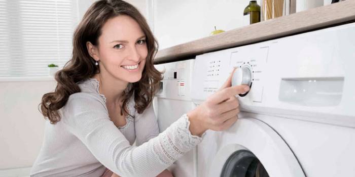 Женщина у стиральной машины