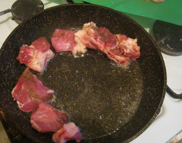 Раскладывание кусков свинины на сковородке