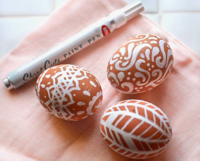Бежевые пасхальные яйца с белым орнаментом