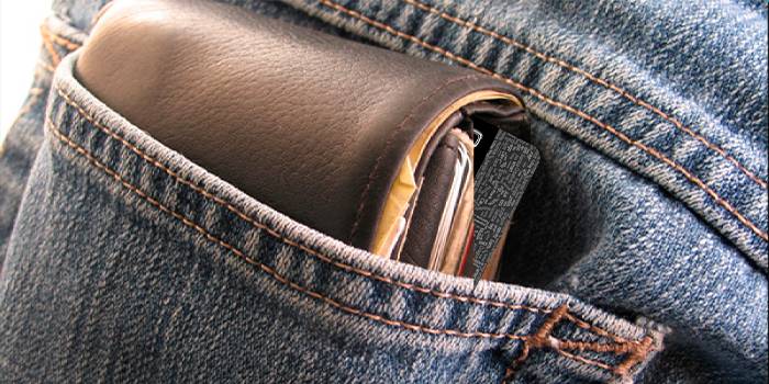 Бумажник в заднем кармане
