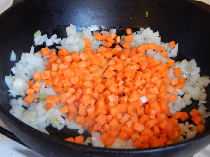 Лук и морковь на сковороде