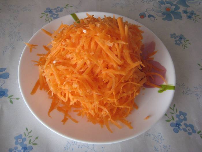 Натертая на терке морковь