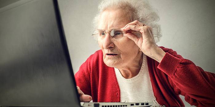 Бабушка за компьютером