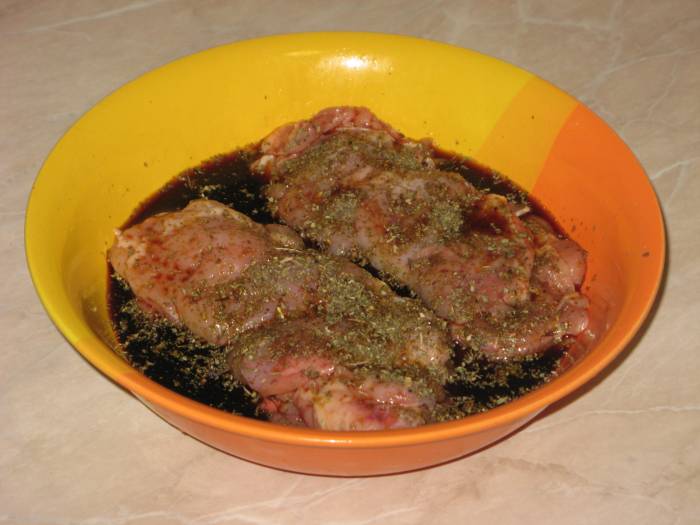 Мясо со специями и соевым соусом в миске