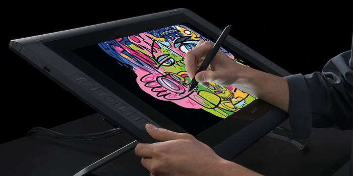 Человек рисует на планшете