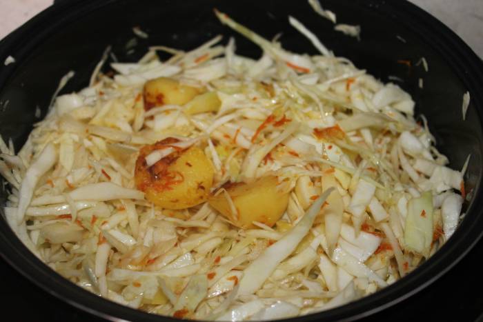 Добавление капусты к картофелю, моркови и луку
