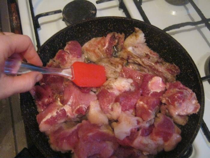Перемешивание свинины при обжарке