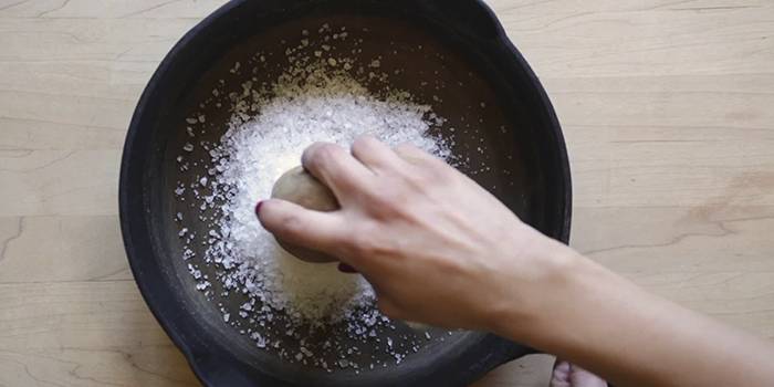 Соль и картофель для чугунной сковороды