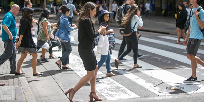 Девушка с телефоном на пешеходном переходе 