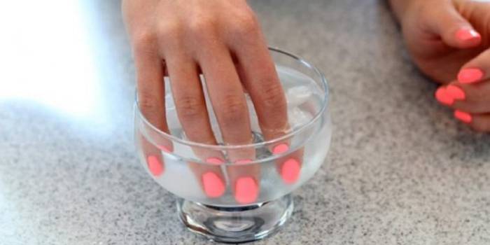 Ледяная вода для сушки ногтей