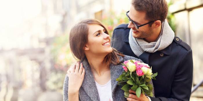 Муж дарит цветы супруге