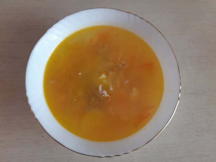Готовый суп с картофелем и вермишелью в тарелке