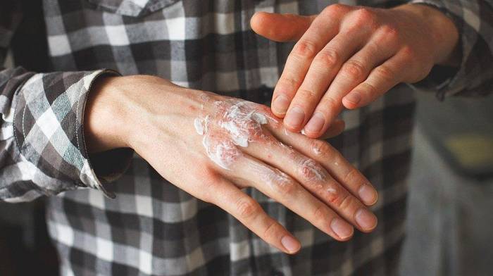 Нанесение крема на кисти рук