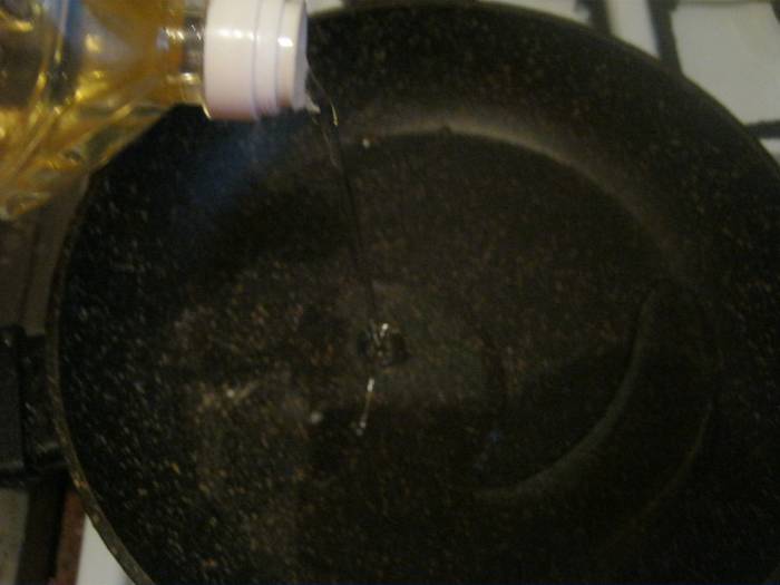 Наливание растительного масла в сковороду