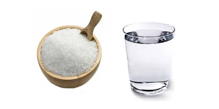 Соль и вода от пятен