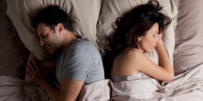 Спящие мужчина и женщина