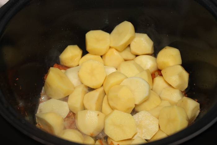 Добавление картофеля к зажарке