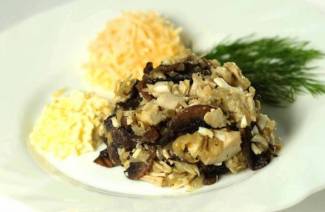 Салат с курицей, грибами и черносливом