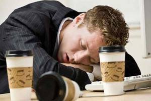 9 советов, как не заснуть на работе без кофе