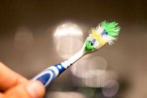 8 неожиданных вещей, которые можно почистить старой зубной щеткой